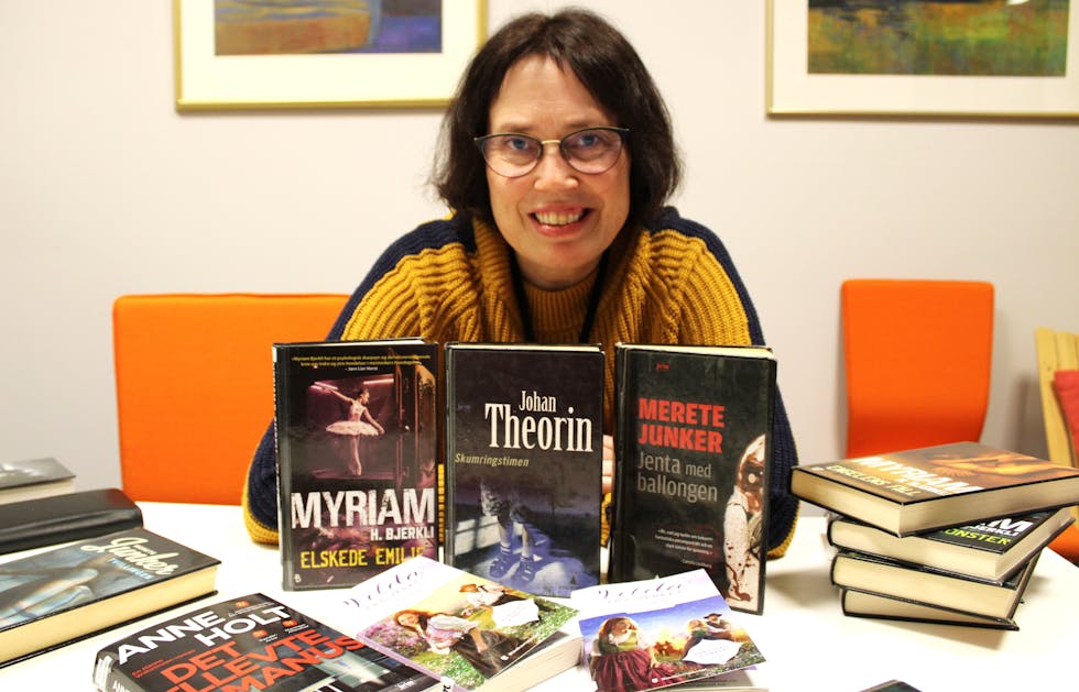 KRIMPÅSKE: Biblioteksjef Kristin Kleppo Grøndalen har plukket ut noen krimforfattere hun vil anbefale.