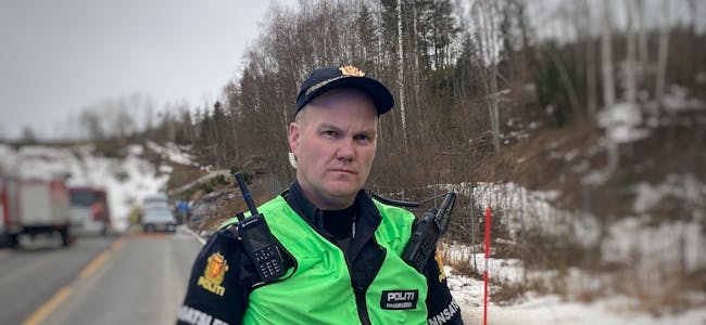 Innsatsleder Tor Einar Bakken fra politiet, bekrefter at én person er omkommet i det som ser ut til å være en møteulykke.