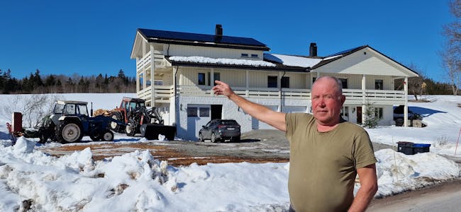 Gunleik Aspheim er svært opptatt av å redusere strømforbruket. Han bygde solcelleanlegg til over 300 tusen kroner for ett år siden.