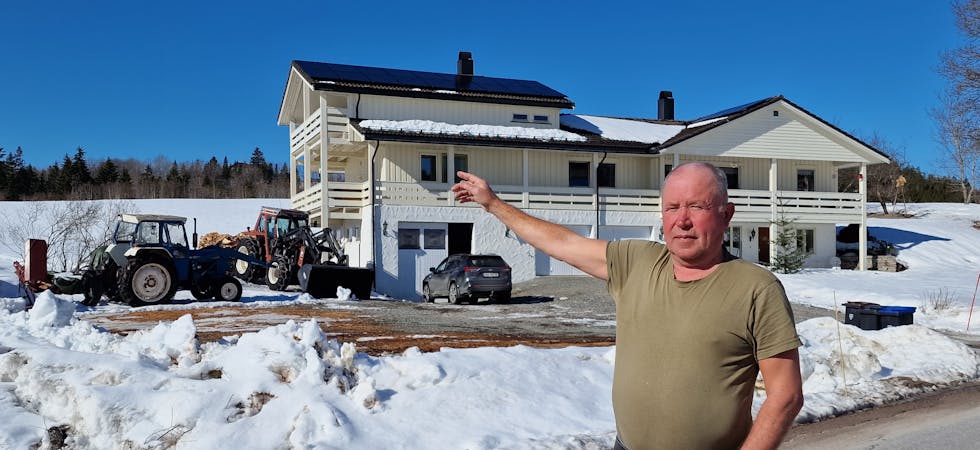 Gunleik Aspheim er svært opptatt av å redusere strømforbruket. Han bygde solcelleanlegg til over 300 tusen kroner for ett år siden.