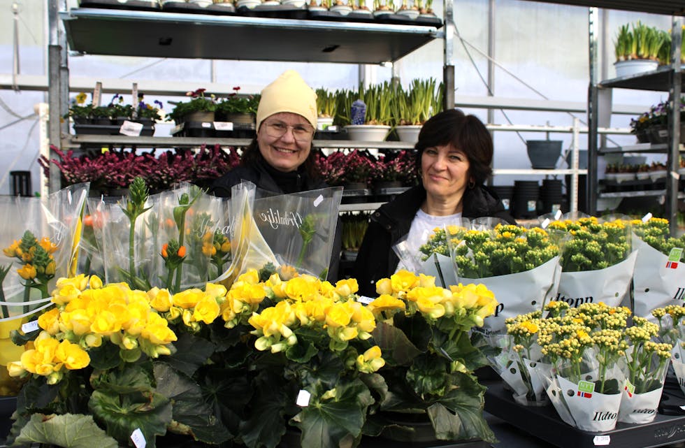 VELKOMMEN: Anne Fiskeodde og Yveta er noen av de ansatte som ønsker deg velkommen på Leikvoll gartneri, som så smått har åpnet dørene for sesongen.
