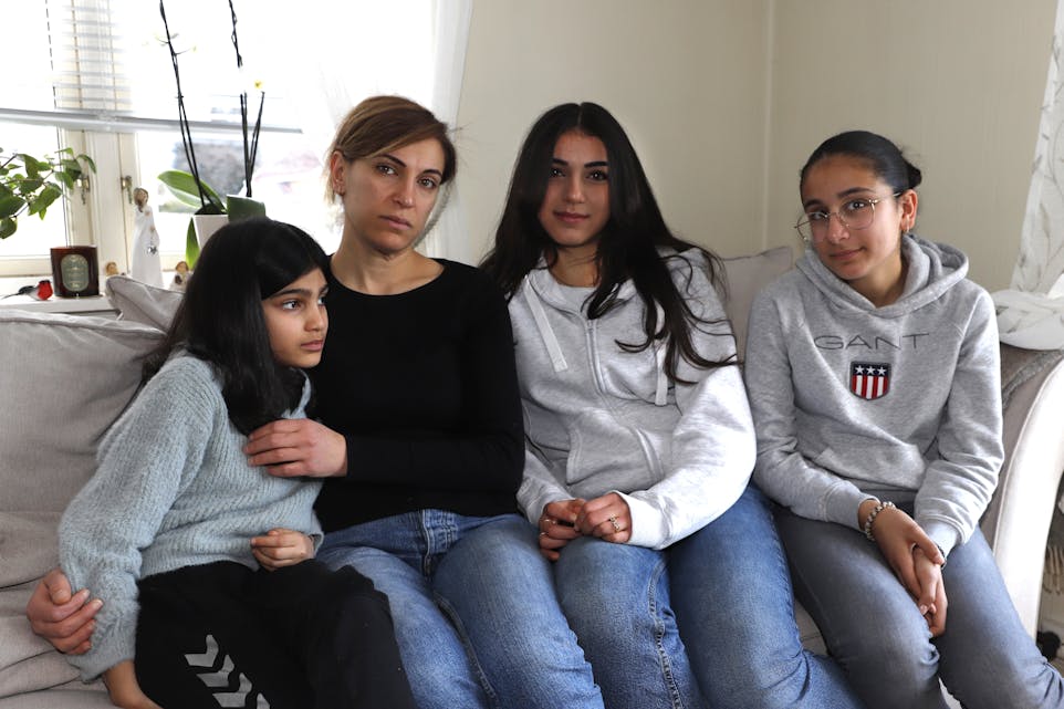 HÅP I SORGEN: Maisa Aljbour og døtrene Serin (10), Salma (14) og Salwa (16), har det tungt med tanke på det som skjer med familien i Gaza. Nå håper de intenst at de skal få dem ut, ved hjelp av de kjærkomne gavepengene.