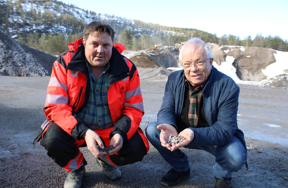 MASSE: Yngve Breivegen og Hans Oddvar Nordskog har inngått avtale om uttak av masse fra Stormo.