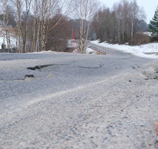 Fylkeskommunens veinett har fått store skader etter vinteren og trafikanter oppfordres til å være oppmerksomme og kjøre forsiktig (foto: Hanna Hekkelstrand/Telemark fylkeskommune). 
