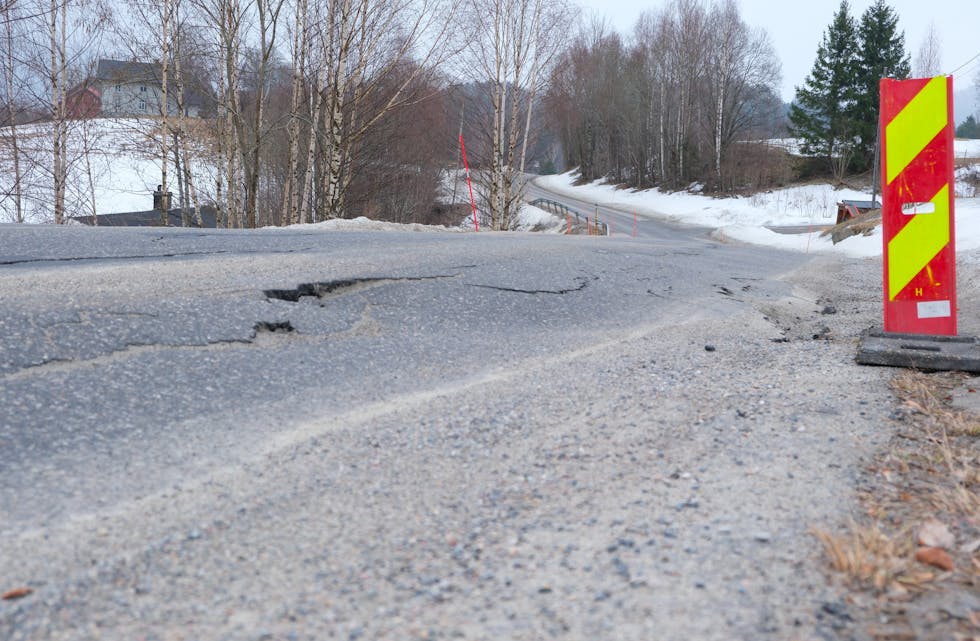 Fylkeskommunens veinett har fått store skader etter vinteren og trafikanter oppfordres til å være oppmerksomme og kjøre forsiktig (foto: Hanna Hekkelstrand/Telemark fylkeskommune). 