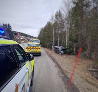 En bil har kjørt ut av veien på Rv. 36 helt mot kommunegrensa til Skien (foto: Britt Eriksen).