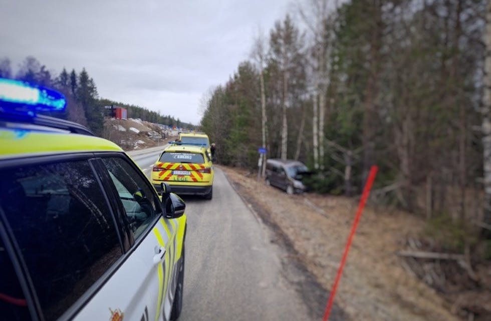 En bil har kjørt ut av veien på Rv. 36 helt mot kommunegrensa til Skien (foto: Britt Eriksen).