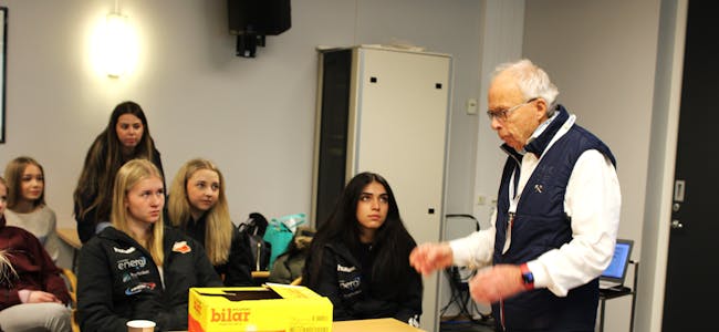 ENGASJERT: Det var en engasjert Stein Sturla Steinsvik som fortalte  elevene om pilotfabrikken og Fensfeltet. 