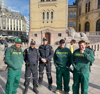 IKKE ARRESTERT: Sveinung Kjellemo, Halvor Vreim fra Bø og Lars Gjøran Kjellemo  i gemyttelig møte med politi under bondeopprøret foran Stortinget. 