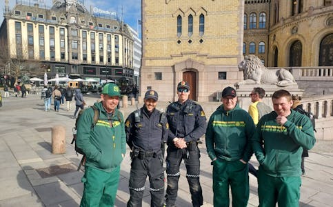 IKKE ARRESTERT: Sveinung Kjellemo, Halvor Vreim fra Bø og Lars Gjøran Kjellemo  i gemyttelig møte med politi under bondeopprøret foran Stortinget. 