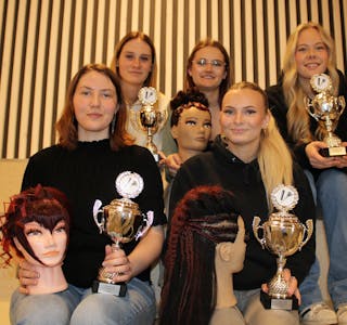 STOLTE: Frisørelevene har grunn til å være stolte. Foran fra venstre: Kristina Sandstå (1. plass VG2) og Iril Amundsen (1. plass VG1). Bak fra venstre: Kristin Dagalid (3. plass VG2), Minda Brynsholmen og Sunniva Aafløy Bredesen (2. plass VG2)
