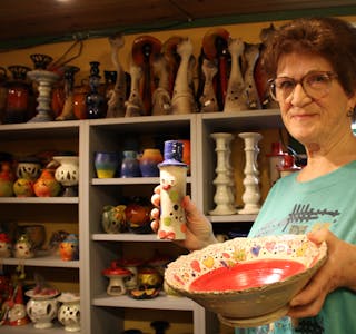MÅTTE BLI KERAMIKK: – Etter det første kurset  ble det klart at keramikk var min greie, sier Greta Karin Arntsen. 