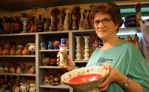 MÅTTE BLI KERAMIKK: – Etter det første kurset  ble det klart at keramikk var min greie, sier Greta Karin Arntsen. 