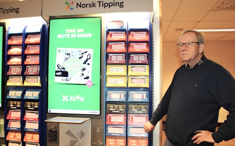 FÆRRE KUNDER: – Vi merker konkurransen fra Norsk Tipping sin nettside, sier Knut Nedrebø, som snart gir seg som driver av tippekiosken..