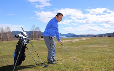 ALT KLART: Ragnar Kisfoss ønsker velkommen til en ny sesong med golf.