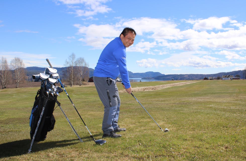 ALT KLART: Ragnar Kisfoss ønsker velkommen til en ny sesong med golf.