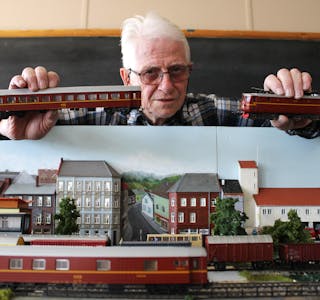 TOGENTUSIAST: Jeg har alltid vært fascinert av tog, sier Rune Vibeto. Her er han ved toganlegget som han og medlemmer av Grenland modelljernbaneforening bygger opp på klubbhuset.