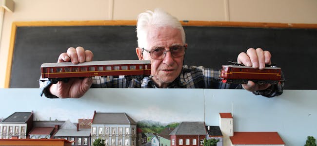TOGENTUSIAST: Jeg har alltid vært fascinert av tog, sier Rune Vibeto. Her er han ved toganlegget som han og medlemmer av Grenland modelljernbaneforening bygger opp på klubbhuset.