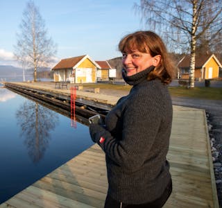 STORFORNØYD: Styreleder i Ulefoss Bryggepark Drift, Lena Jensen, er strålende fornøyd med at gjestebrygga også har fått nye bordganger på langbrygga. – Nå ser det superfint ut, smiler hun. 