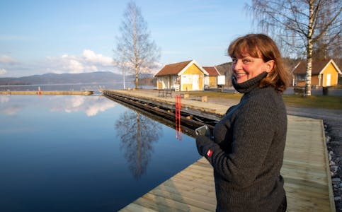 STORFORNØYD: Styreleder i Ulefoss Bryggepark Drift, Lena Jensen, er strålende fornøyd med at gjestebrygga også har fått nye bordganger på langbrygga. – Nå ser det superfint ut, smiler hun. 