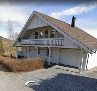 Ringsveg 38 på Ulefoss er en av eiendommene som ble omsatt i løpet av april (foto: skjermdump fra Google Street View).
