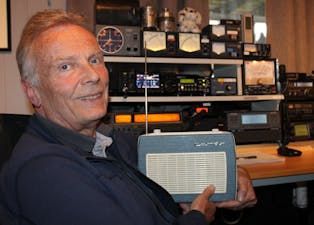 DEN FØRSTE: – Dette er den første radioen jeg hadde, en Kurér fra 1960-tallet. Den ble brukt som mottaker og fungerer også i dag, sier Ivar.