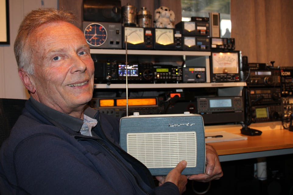 DEN FØRSTE: – Dette er den første radioen jeg hadde, en Kurér fra 1960-tallet. Den ble brukt som mottaker og fungerer også i dag, sier Ivar.