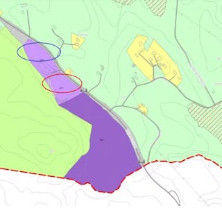 Ytre Helgen Industriområde: Feltet med rød ring er området med klausul, blå ring er området REN er interessert i. Kartutsnitt fra kommuneplanen.